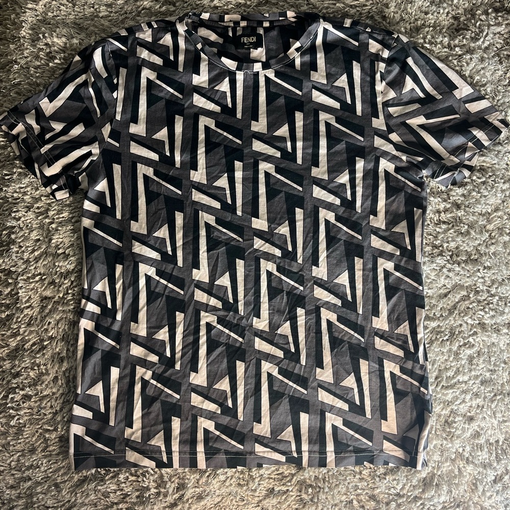 Fendi T shirt Like New Size small